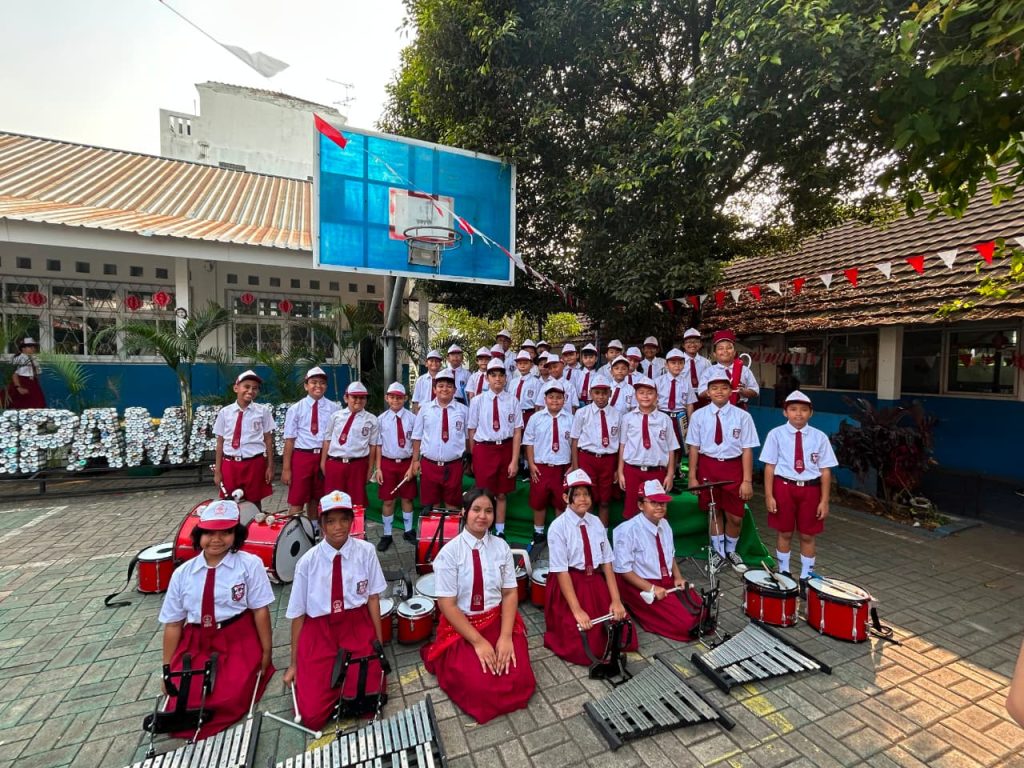 Petugas Drumband SD Strada Dipamarga